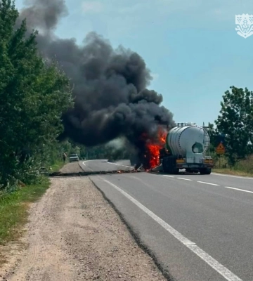 Росіяни спалили цистерновоз з олією та легковик на Одещині: двоє загиблих