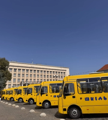 18 нових шкільних автобусів передали громадам Закарпаття