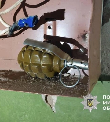 У Миколаєві в електрощитовій багатоповерхівки знайшли бойову гранату. ФОТО