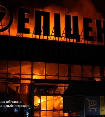 Пожар в торговом центре: РФ атаковала Запорожье