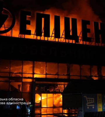 Фото: Россия атаковала Запорожье и уничтожила «Эпицентр»