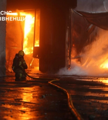 На Дубенщині пожежу на складі гасили 48 рятувальників