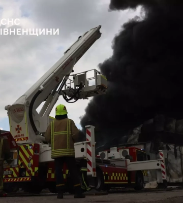 На Рівненщині ліквідували пожежу на підприємстві з виробництва пінопласту: що кажуть про забруднення повітря
