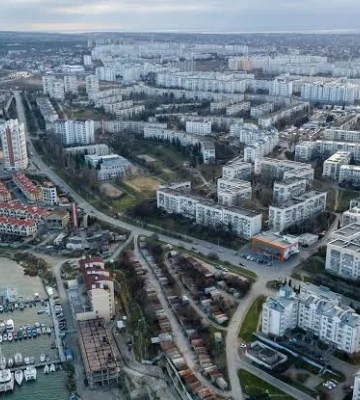 У Севастополі після масованої атаки пролунали вибухи та спалахнули пожежі