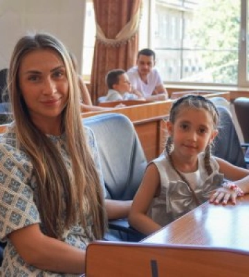 В Ужгороді першокласникам із родин військових та полеглих Героїв вручили шкільні наплічники