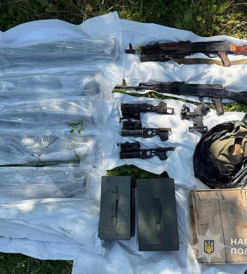 У Сумській області правоохоронці вилучили арсенал зброї, який складався з автоматів, гранатометів та набоїв