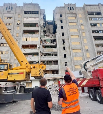 На Салтівці демонтують конструкції багатоповерхівки, в яку 9 серпня влучила російська «Бандероль»