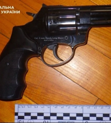 У Дніпровському районі киянин після застілля важко поранив знайомого з револьвера