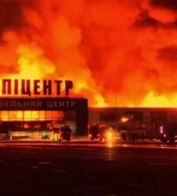 У Запоріжжі внаслідок ворожих ударів загорівся торговельний центр: рятувальники ліквідували пожежу