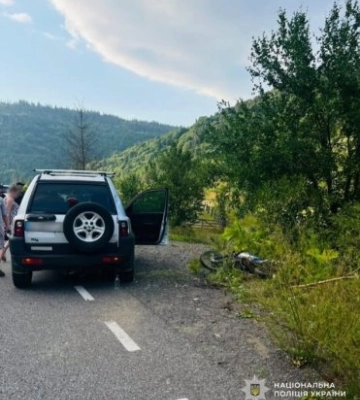 Небезпечна поїздка на Хустщині: 15-річний мотоцикліст врізався в Land Rover і опинився в лікарні