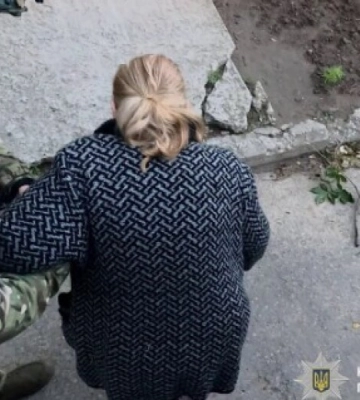 Поліцейські «Білі Янголи» евакуювали з Нікополя батьків із трьома дітьми та кота