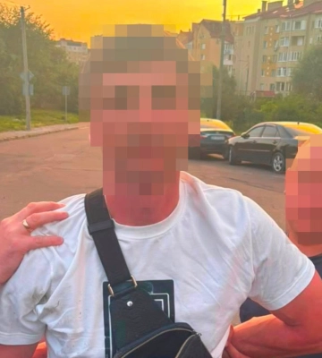 У Винниках чоловік із пістолетом вимагав гроші у водія Mercedes