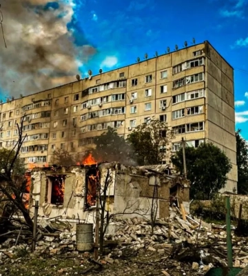 Балаклея под ударом: двухэтажный дом загорелся после попадания ракеты. ФОТО