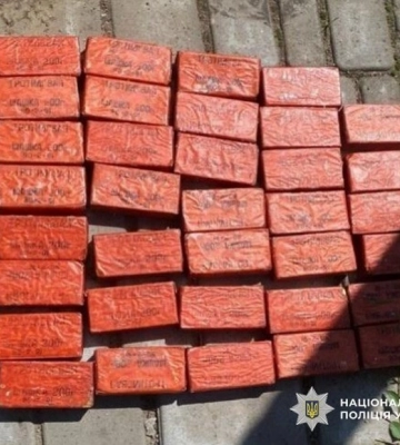 На Херсонщині поліцейські затримали чоловіка, який за 50 000 гривень збув 15 кг тротилу