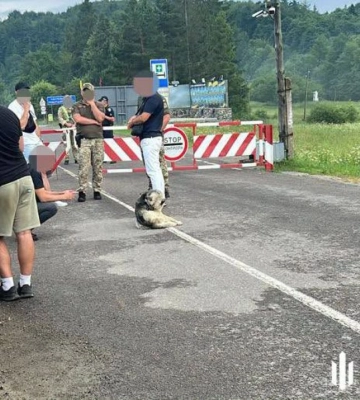 Майора нацгвардії затримали при перевезенні трьох чоловіків до кордону зі Словаччиною