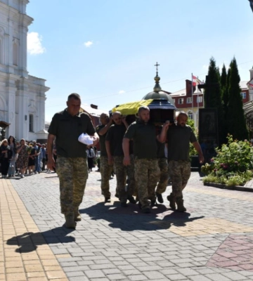 Застрягла посеред дороги: у Луцьку патрульні допомогли водійці