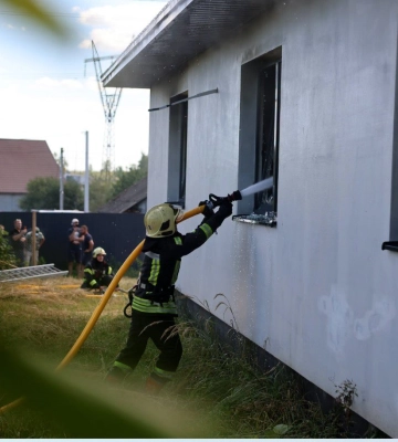 Біля Луцька горів житловий будинок: господаря з травмами та отруєнням госпіталізували