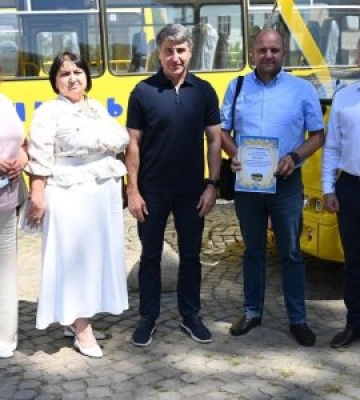 Оновлення в освіті Рахівської громади: новий керівник ЗЗСО №1 та шкільний автобус