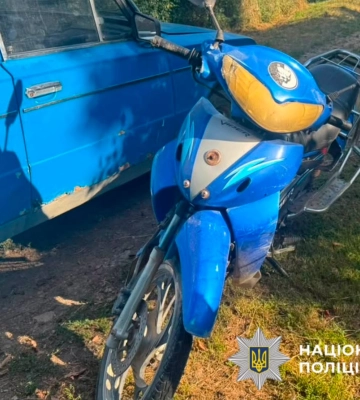 У селі на Буковині мотоцикл влетів у легковик: постраждали неповнолітній водій та пасажир двоколісника