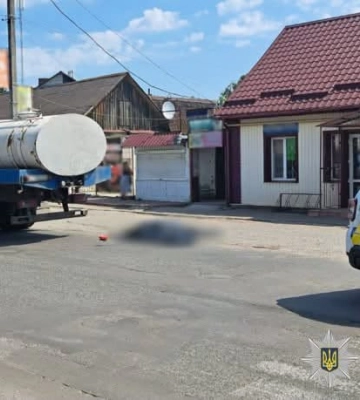 У селищі на Житомирщині жінка трагічно загинула під колесами вантажівки