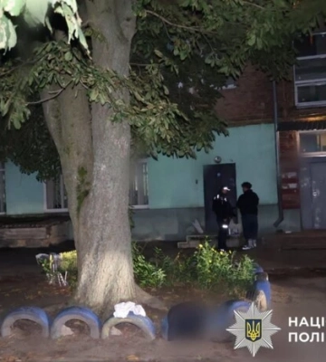 У Фастові молодик чотири рази вдарив ножем свого однолітка біля під'їзду