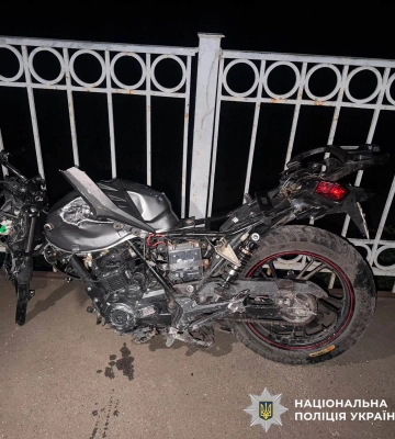На Київщині необачний мотоцикліст після зіткнення з потягом загинув на залізничній колії