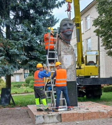 У селищі на Волині демонтували радянський пам’ятник
