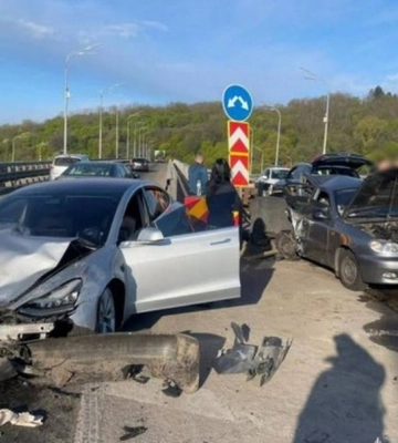 У Києві водію Tesla за смертельну ДТП на Дарницькому мосту загрожує до 8 років ув’язнення