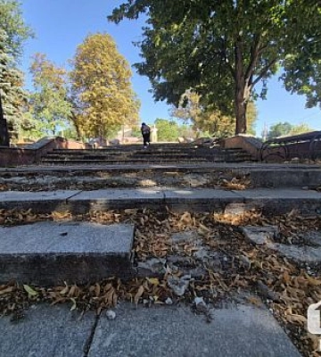 Планируют ли восстанавливать ступеньки в сквере Центрально-Городского района Кривого Рога