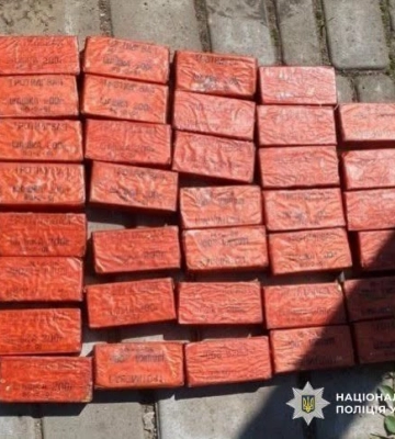 На Херсонщині поліцейські затримали чоловіка, який збув 15 кг тротилу. ФОТО