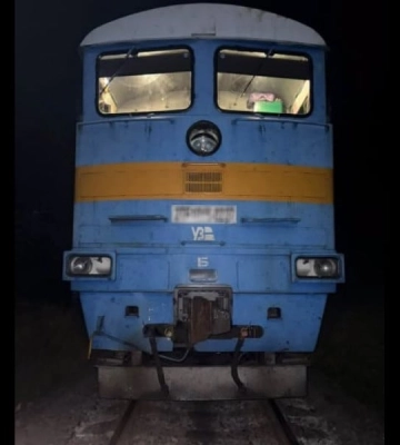 У Львові потяг на смерть збив чоловіка, який сидів на колії