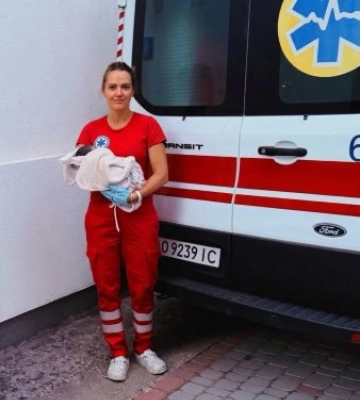 На Закарпатті медики екстреної допомоги прийняли пологи вдома: новонародженого назвуть на честь працівника «швидкої»