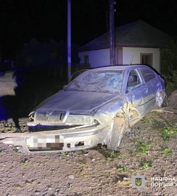 У Гайвороні перекинувся автомобіль: водій загинув, пасажира госпіталізували