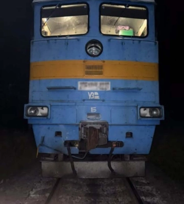 У Львові потяг на смерть збив чоловіка, який сидів на колії