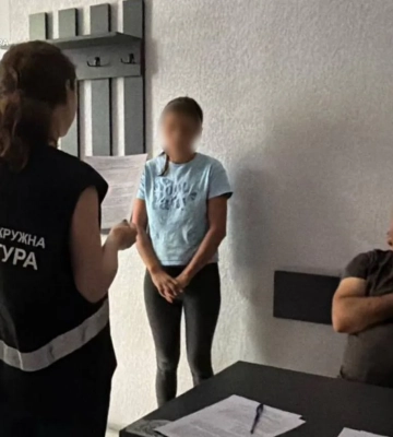 Змушувала 13-річну доньку зніматися у еротичних “стрімах”: на Закарпатті судитимуть матір (ФОТО)