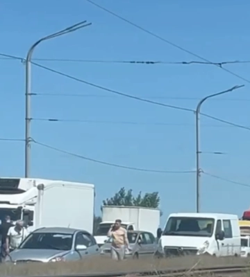 У Дніпрі на мосту дві ДТП: транспорт став