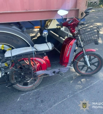 На Львівщині вантажівка зіткнулася з електровелосипедом: 73-річного чоловіка госпіталізували, - ФОТО