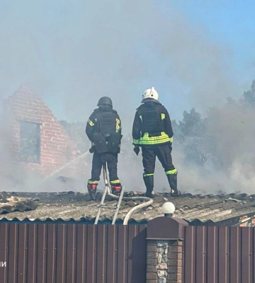 Армія рф вдарила дроном по приватному будинку на Харківщині: виникла пожежа