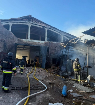 Унаслідок атак рф на Харківщині загорілися будинки та господарчі споруди