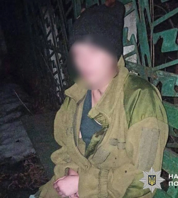 На Хмельниччині судитимуть жінку, яка змусила дітей стати на коліна та била їх ременем