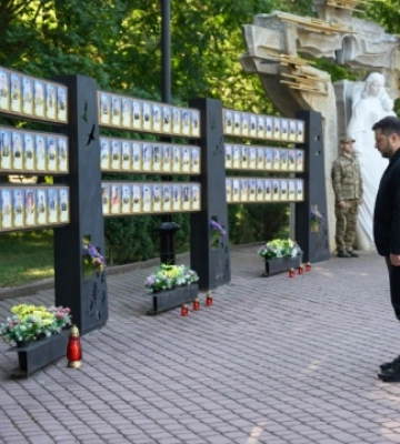 Зеленський в Івано-Франківську вшанував пам'ять загиблих українських воїнів