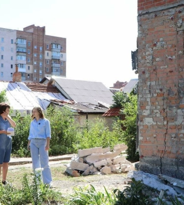 У Полтаві відновлюють будинок, пошкоджений внаслідок ворожого обстрілу