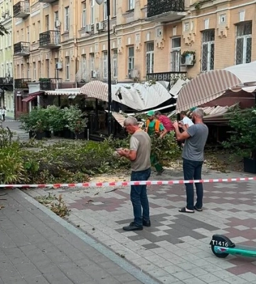 В Киеве каштан упал на террасу известного ресторана