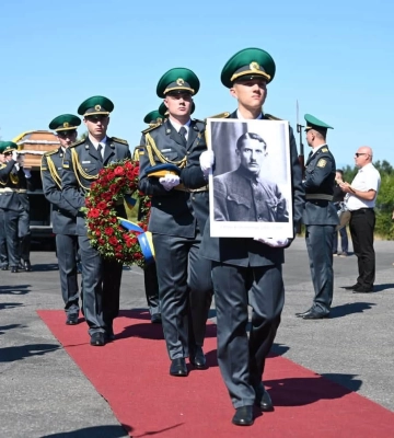 На Закарпатті зустріли прах полковника Євгена Коновальця
