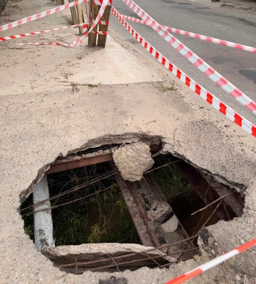 Провалля на пішохідній частині мосту: у Самборі вимагають термінового ремонту