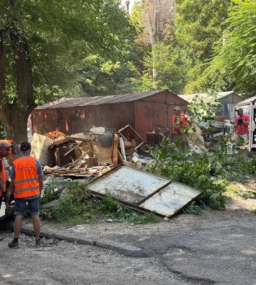 21 гараж і шлагбаум під демонтаж: у Дніпрі оприлюднили адреси незаконних споруд