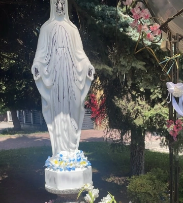 Розмалював фігуру Діви Марії та поламав квіти: у Львові чоловік осквернив скульптуру Матері Божої, - ФОТО
