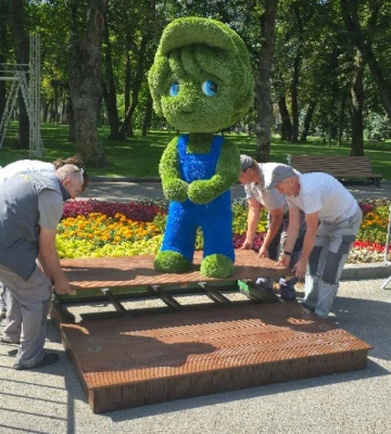 У саду Шевченка почали готувати інсталяції до Дня міста Харкова та Дня Незалежності