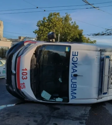 В Ровно произошло столкновение между «скорой» и автомобилем Dodge, пострадали трое медиков