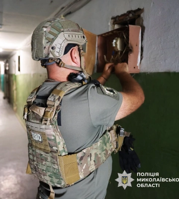 У Миколаєві поліцейські вилучили з електрощитової у багатоповерхівці бойову гранату. ФОТО